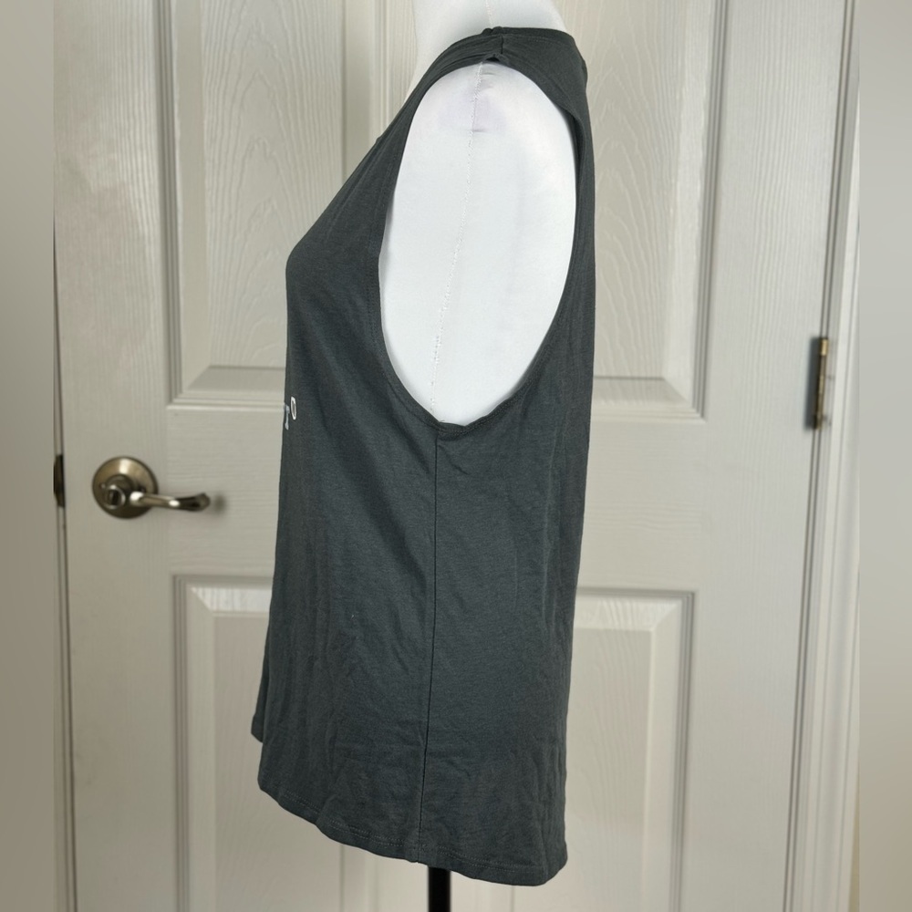 NEW Gray Peace Out Be Hippy Rainbow Graphic Tank stop Medium - Picture 7 of 8